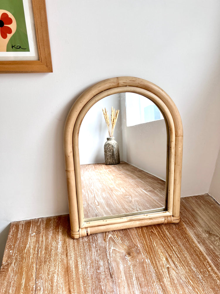 Kleiner Ovaler Spiegel mit Rattan