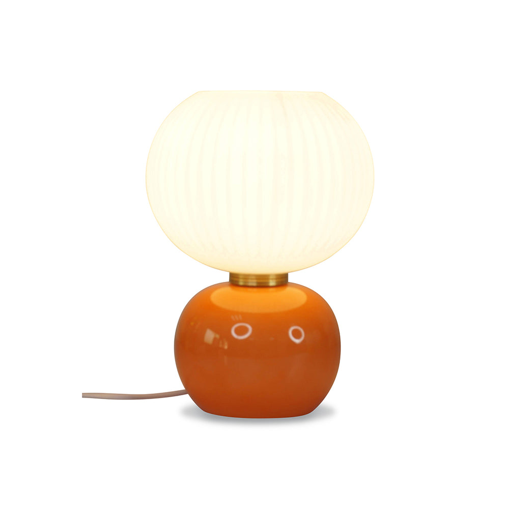 Tischlampe Globe Adnois – Opalglas-Schirm & orangefarbener Glasfuß