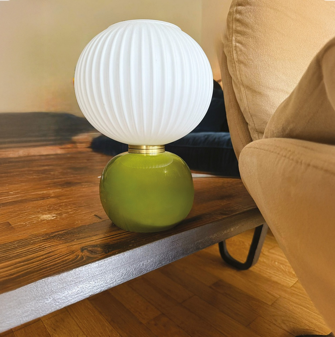 Tischlampe Globe Adnois – Opalglas-Schirm & olivfarbener Glasfuß