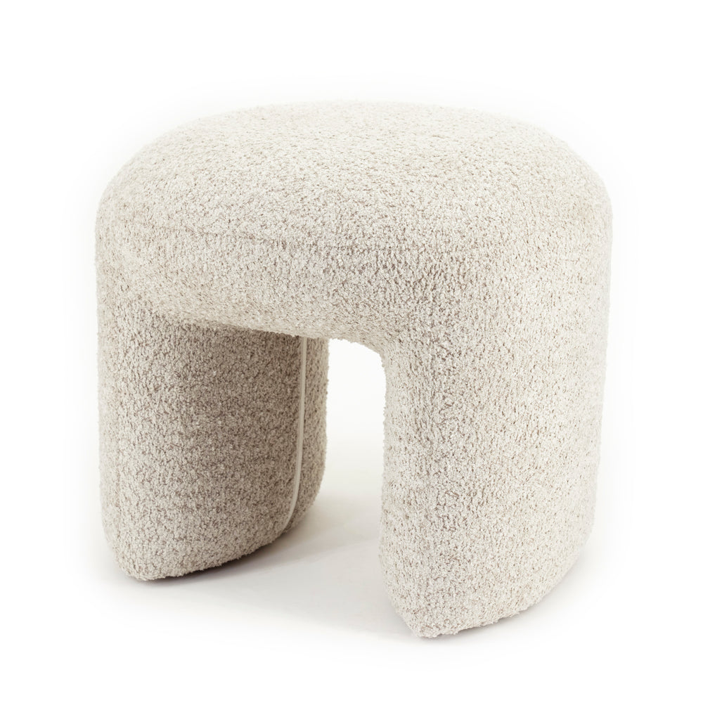 Hocker „Sahi“ aus Bouclé in Taupe – stilvolles Fußteil passend zum Sessel Balou