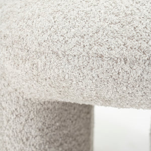 Hocker „Sahi“ aus Bouclé in Taupe – stilvolles Fußteil passend zum Sessel Balou