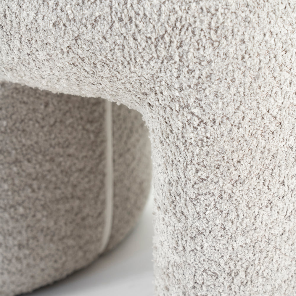 Hocker „Sahi“ aus Bouclé in Taupe – stilvolles Fußteil passend zum Sessel Balou