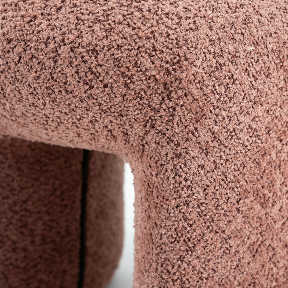 Hocker „Sahi“ aus Bouclé in Terracotta – stilvolles Fußteil passend zum Sessel Balou