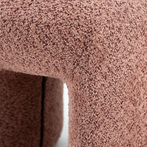 Hocker „Sahi“ aus Bouclé in Terracotta – stilvolles Fußteil passend zum Sessel Balou