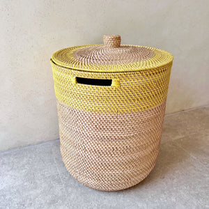 Anila Rattan Wäschekorb mit Deckel & Knauf – Handgefertigt, Rund, Umwickelt mit recyceltem Kunststoff Natur/Gelb