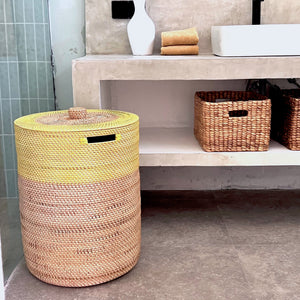 Anila Rattan Wäschekorb mit Deckel & Knauf – Handgefertigt, Rund, Umwickelt mit recyceltem Kunststoff Natur/Gelb