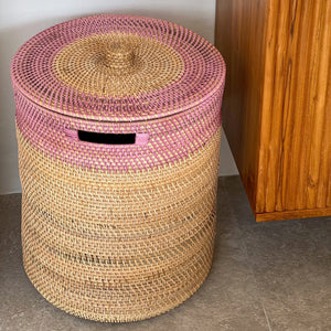 Anila Rattan Wäschekorb mit Deckel & Knauf – Handgefertigt, Rund, Umwickelt mit recyceltem Kunststoff Natur/Lila