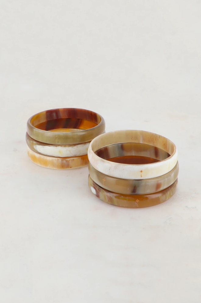 Flacher Armreif aus Büffelhorn – handgefertigt in Vietnam