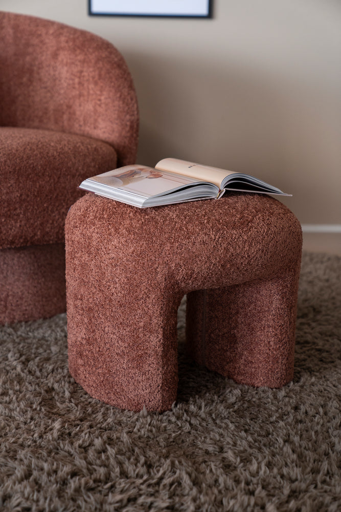 Hocker „Sahi“ aus Bouclé in Terracotta – stilvolles Fußteil passend zum Sessel Balou