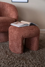 Hocker „Sahi“ aus Bouclé in Terracotta – stilvolles Fußteil passend zum Sessel Balou