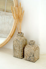 Kleine Handgemachte Clay Vase in Sand