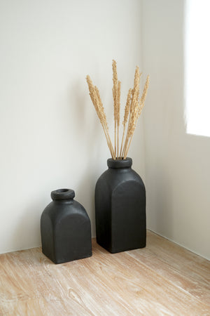
                
                    Laden Sie das Bild in den Galerie-Viewer, Kleine Handgemachte Clay Vase in Schwarz
                
            