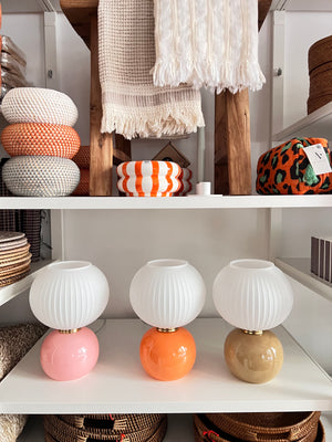 Tischlampe Globe Adnois – Opalglas-Schirm & beigefarbener Glasfuß