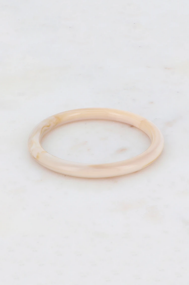 Geschlossener Armreif aus farbigem Harz – Einheitsgröße