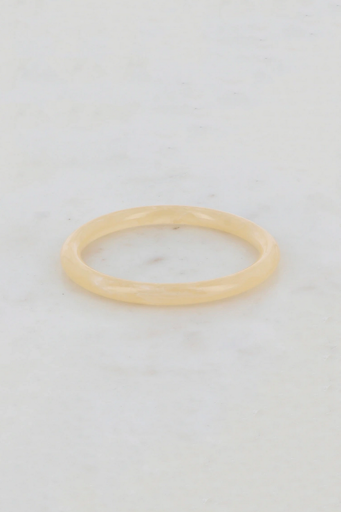 Geschlossener Armreif aus farbigem Harz – Einheitsgröße