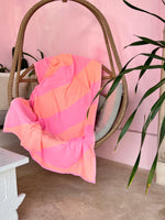 Parallax – Recyceltes Hamamtuch mit Querstreifen in Neon Pink