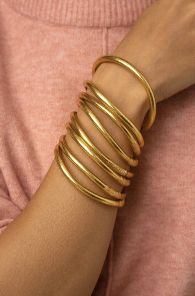 Buddhistischer Armreif in Dick– spirituelles Accessoire in sanftem Design - verschiedene Farben