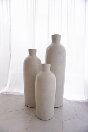 Handgemachte Clay Vase in Trichterform Grau groß