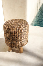 Hocker mit Seegrasbesatz