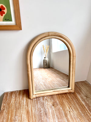 
                
                    Laden Sie das Bild in den Galerie-Viewer, Kleiner Ovaler Spiegel mit Rattan
                
            
