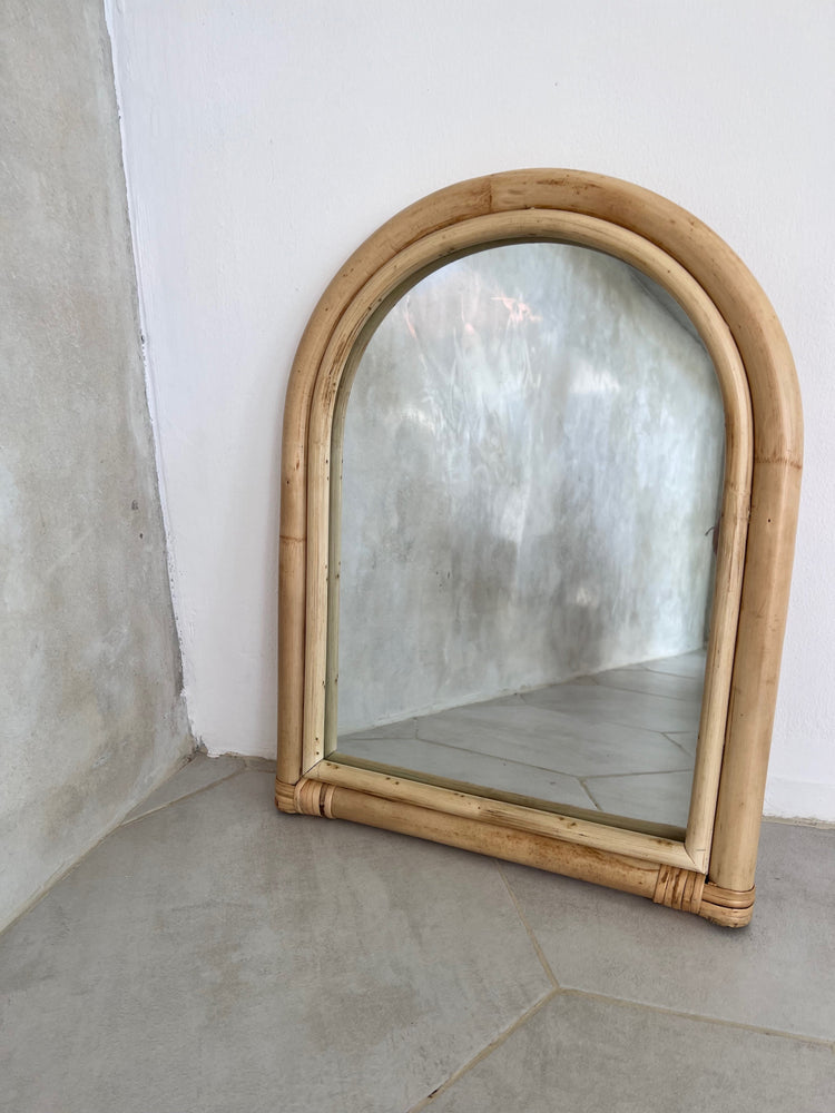 
                
                    Laden Sie das Bild in den Galerie-Viewer, Kleiner Ovaler Spiegel mit Rattan
                
            