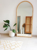 Großer Ovaler signature Spiegel Neyla aus Rattan